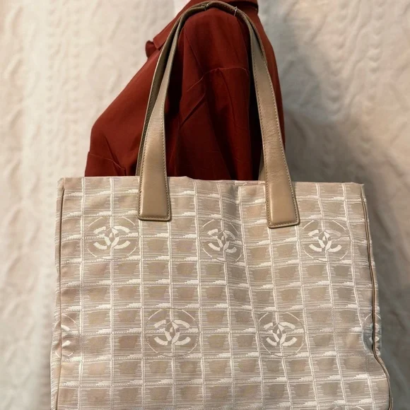 CHANEL Tote - Picture 1 of 15